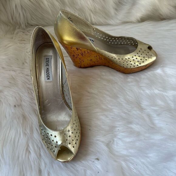 Steve Madden  Visible leather gold perforated slip on wedge peep toe heels SZ 8M - Picture 7 of 10